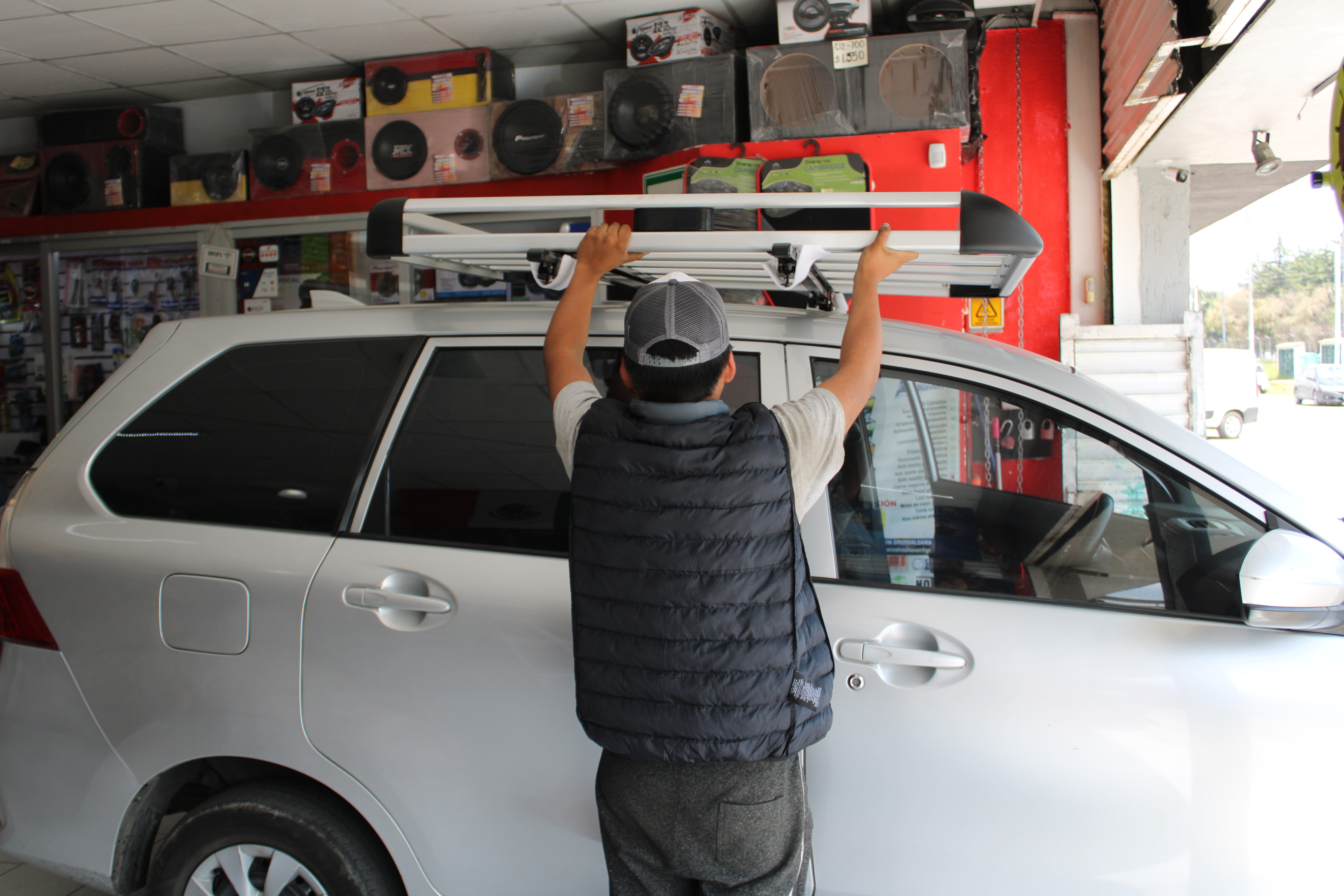 Instalación de accesorios para autos en Autoboutique Alsaven